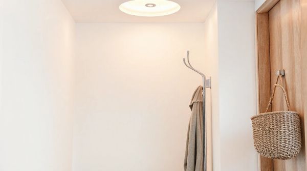 Idées innovantes pour intégrer un porte manteau créatif à votre entrée